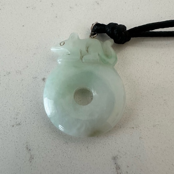 Jewelry - Vintage jade rat on disc jade pi pendant 🐀